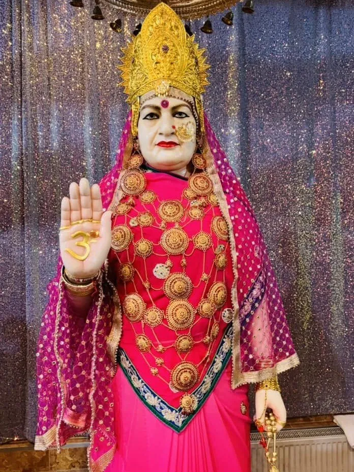 Maa Bhameshwari at Shri Maha Kali Bhameshwari Mandir, dressed in the shringar of a different day (2 of 20)