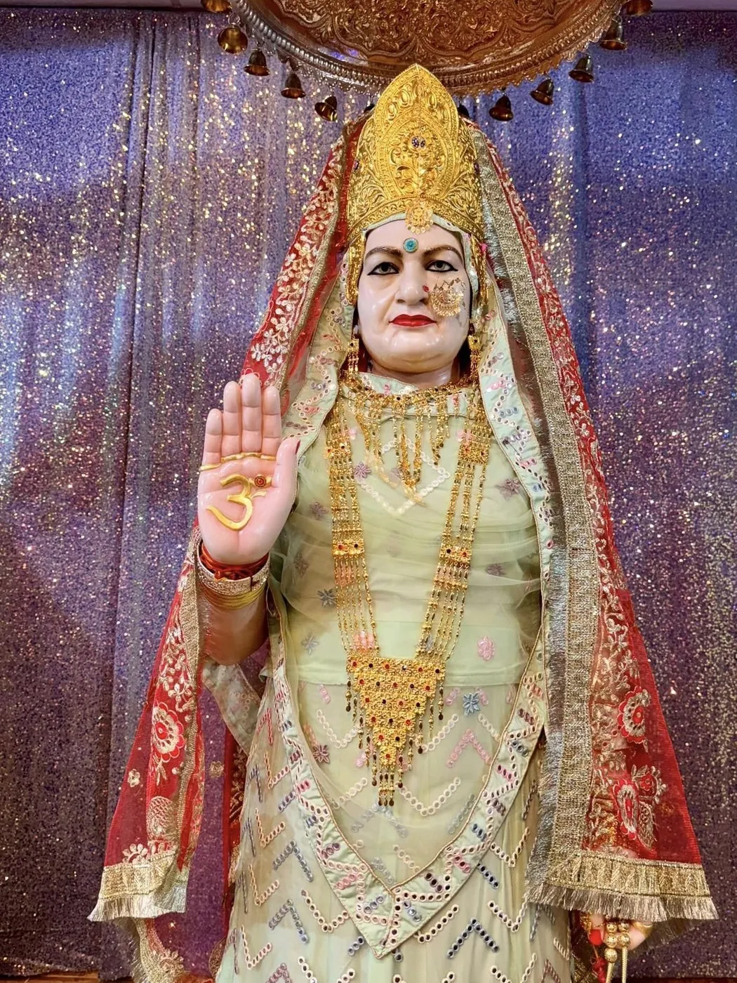 Maa Bhameshwari at Shri Maha Kali Bhameshwari Mandir, dressed in the shringar of a different day (6 of 20)