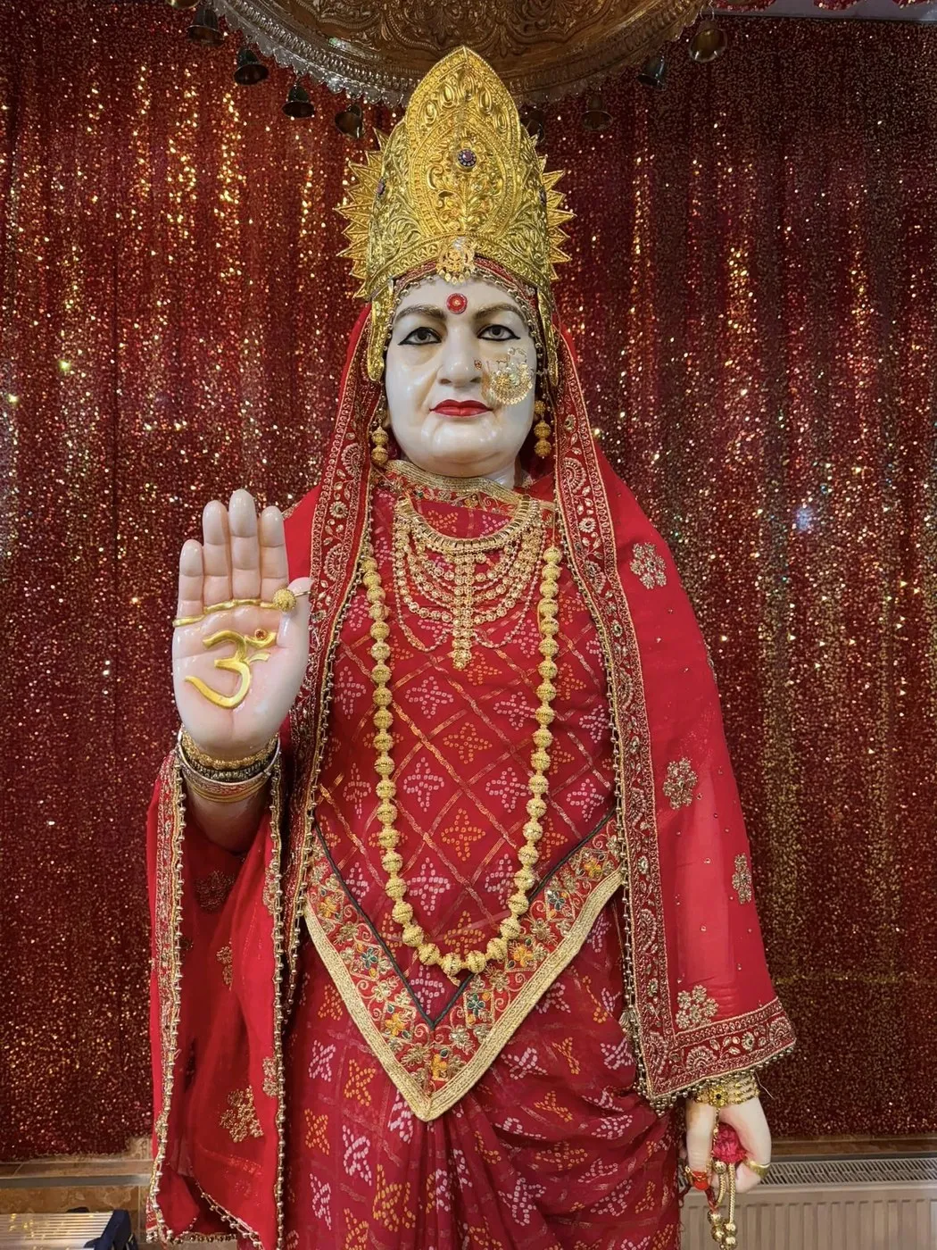 Maa Bhameshwari at Shri Maha Kali Bhameshwari Mandir, dressed in the shringar of a different day (7 of 20)