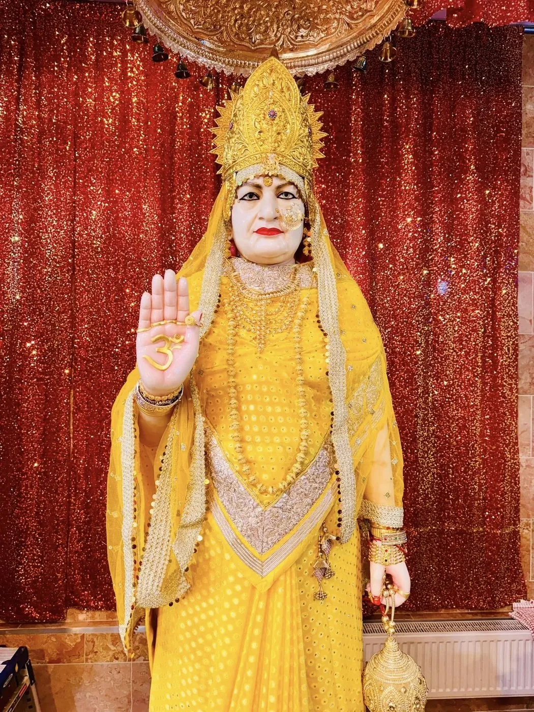 Maa Bhameshwari at Shri Maha Kali Bhameshwari Mandir, dressed in the shringar of a different day (9 of 20)