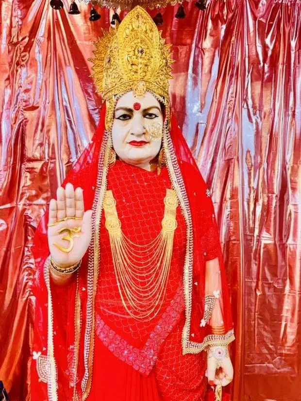 Maa Bhameshwari at Shri Maha Kali Bhameshwari Mandir, dressed in the shringar of a different day (11 of 20)