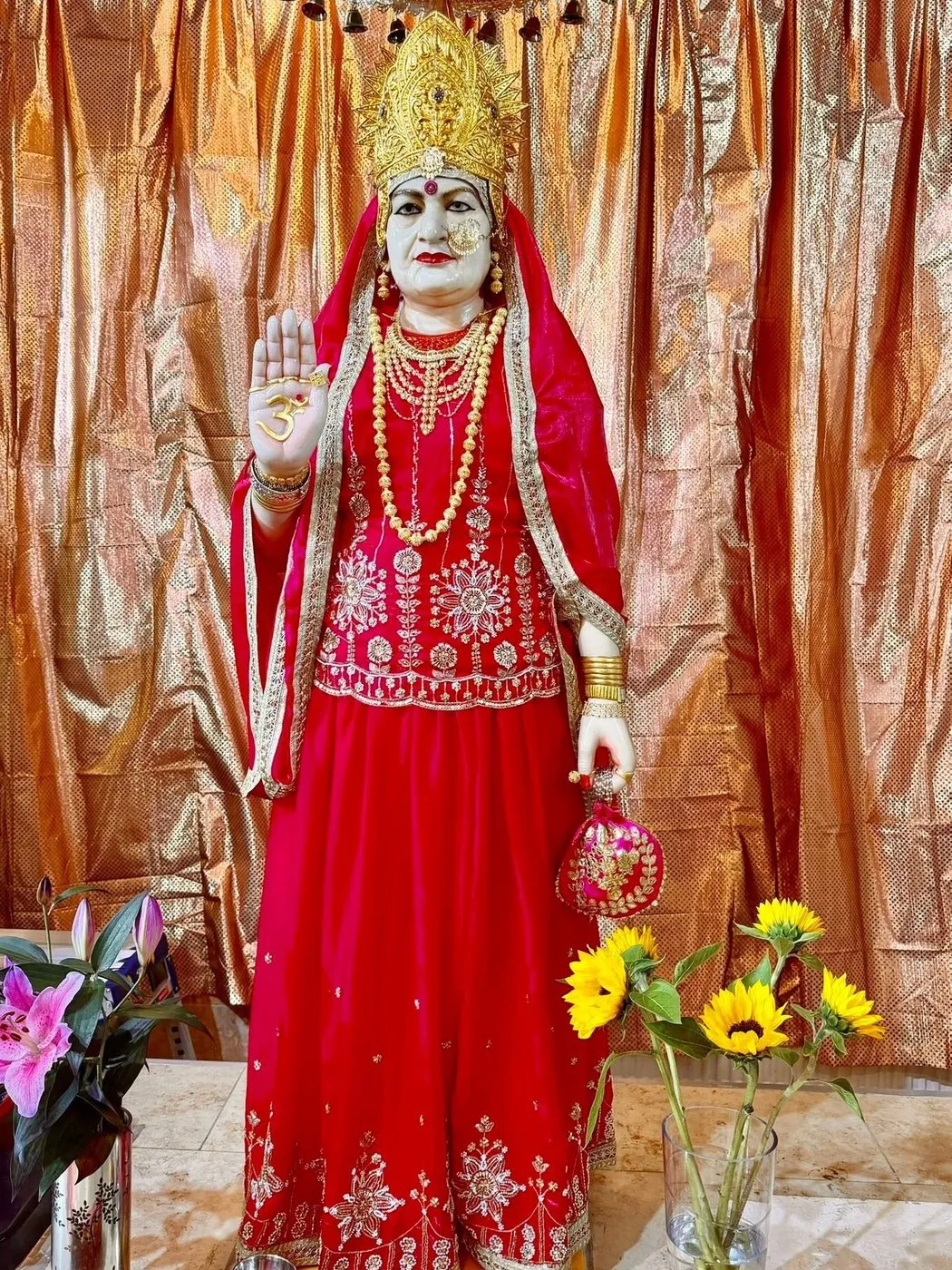Maa Bhameshwari at Shri Maha Kali Bhameshwari Mandir, dressed in the shringar of a different day (14 of 20)