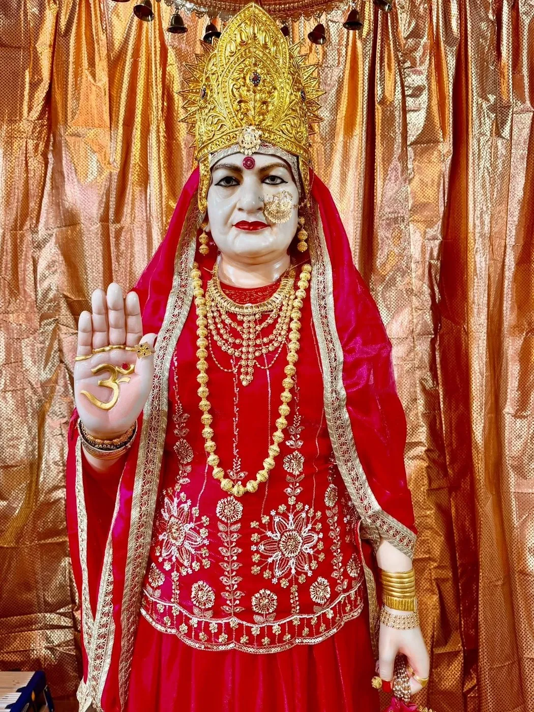 Maa Bhameshwari at Shri Maha Kali Bhameshwari Mandir, dressed in the shringar of a different day (15 of 20)