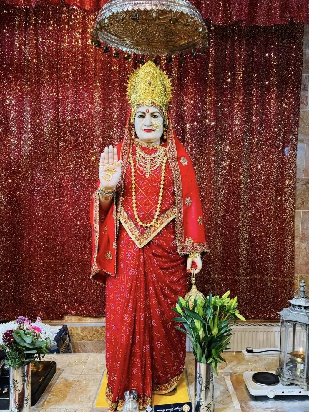 Maa Bhameshwari at Shri Maha Kali Bhameshwari Mandir, dressed in the shringar of a different day (17 of 20)