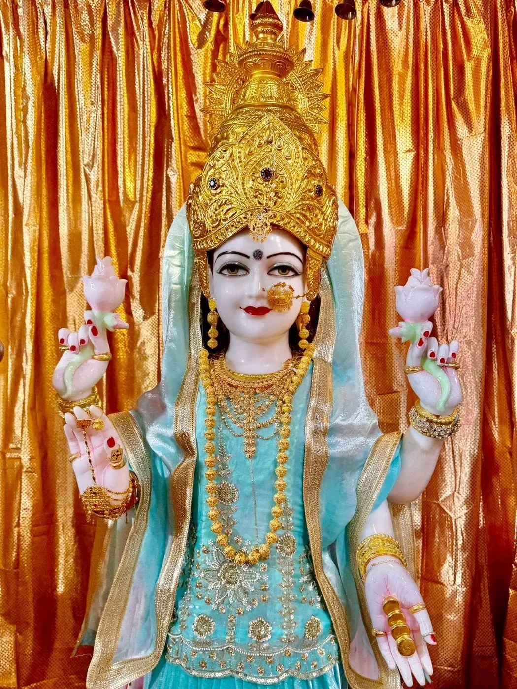 Maa Lakshmi at Shri Maha Kali Bhameshwari Mandir, dressed in the shringar of a different day (4 of 11)