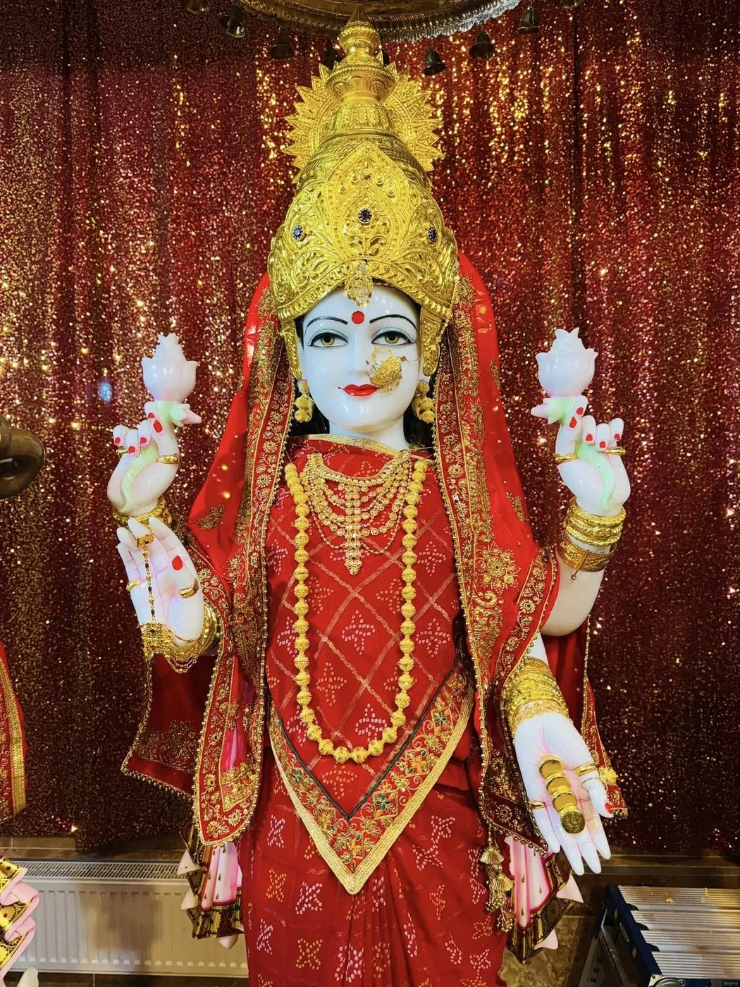 Maa Lakshmi at Shri Maha Kali Bhameshwari Mandir, dressed in the shringar of a different day (5 of 11)