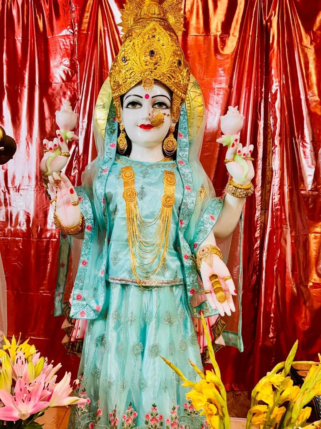 Maa Lakshmi at Shri Maha Kali Bhameshwari Mandir, dressed in the shringar of a different day (9 of 11)